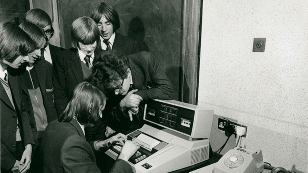 Estudiantes en el laboratorio de informática de la William Hulme Grammar School, c. 1974
