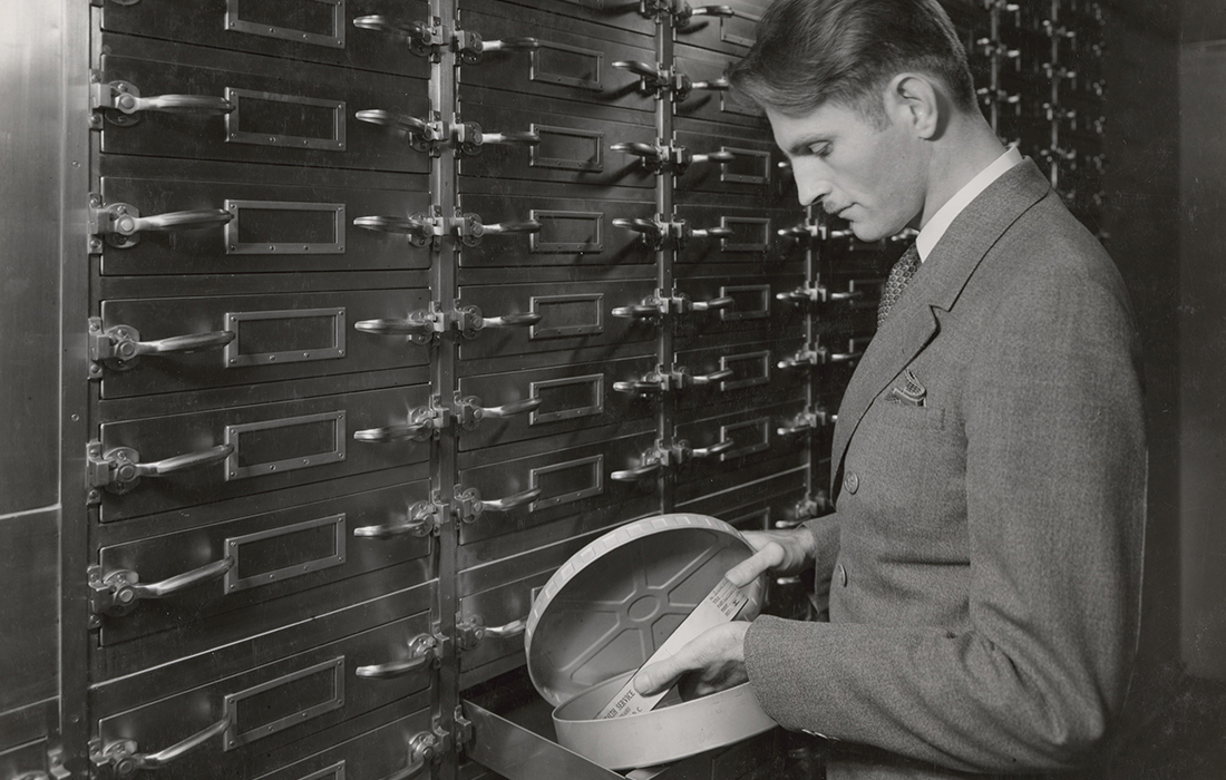 El ingeniero de sonido, Glenn C. Henry, agarra una pel·lícula cinematogràfica del archivo, 1937