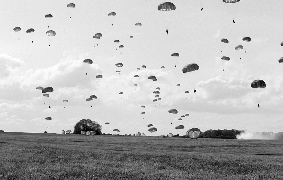 82a División Airborne y paracaidistas británicos se lanzan durante la celebración del 40º aniversario del Dia D, 1984