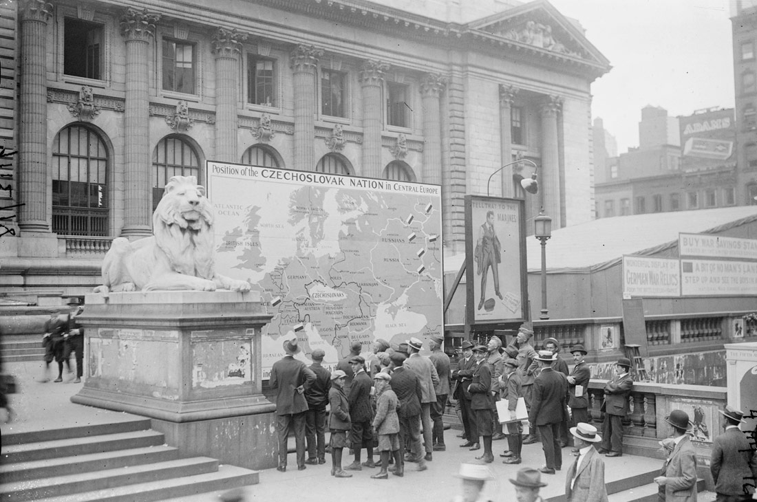 Ensenyant la localització de Txecoslovàquia davant la New York Públic Library, 1918 | Library of Congress