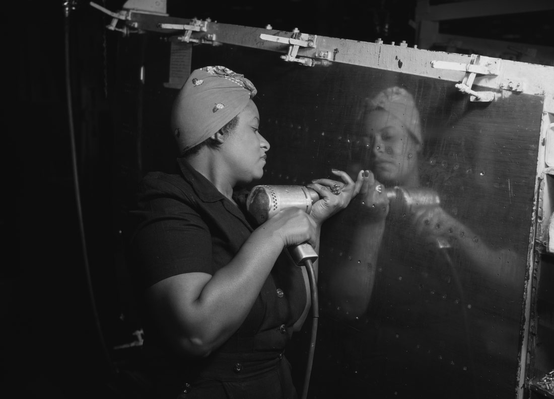 Una mujer trabajando con un taladro manual. Tennessee, 1943