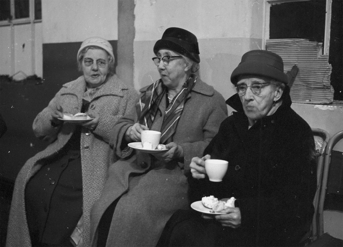 Ancianos en una fiesta de navidad, 1961