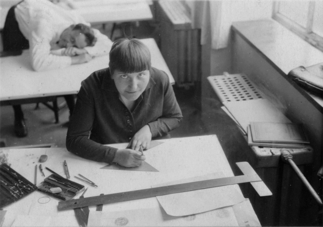 Estudiants del Departament d'Arquitectura de la Bauhaus Dessau. Lotte Beese i Helmut Schulze a la taula de dibuix. c. 1928