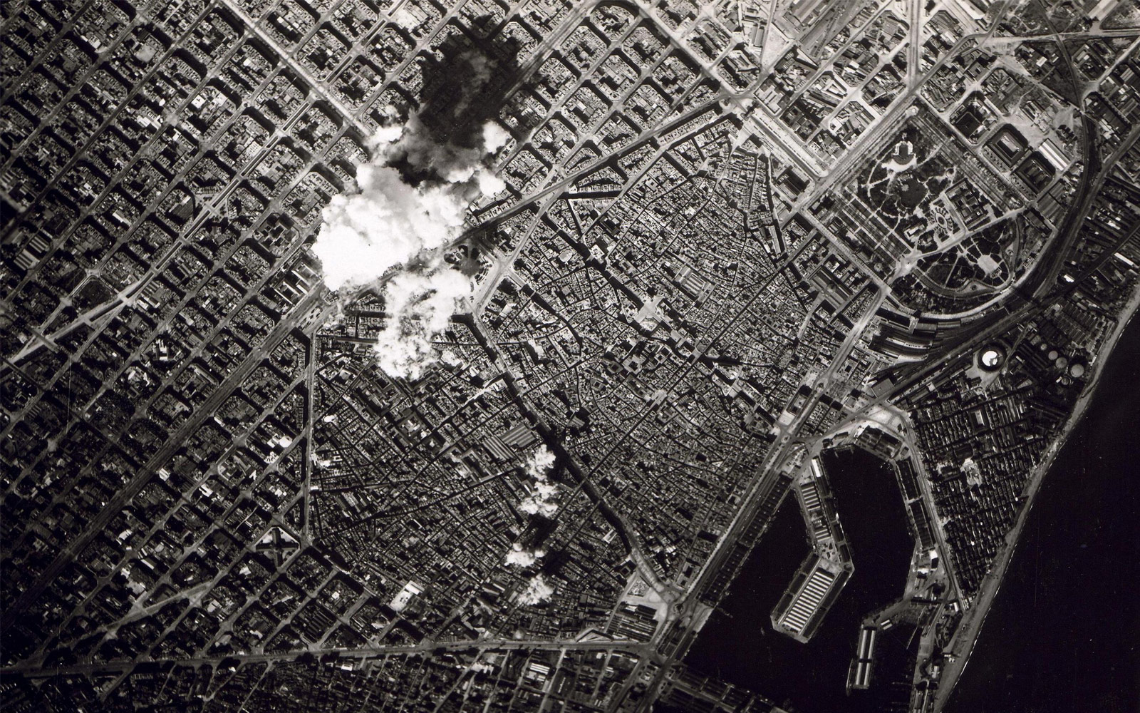Bombardeig aeri de Barcelona, 1938 | Italian Airforce, Wikimedia Commons | Domini públic