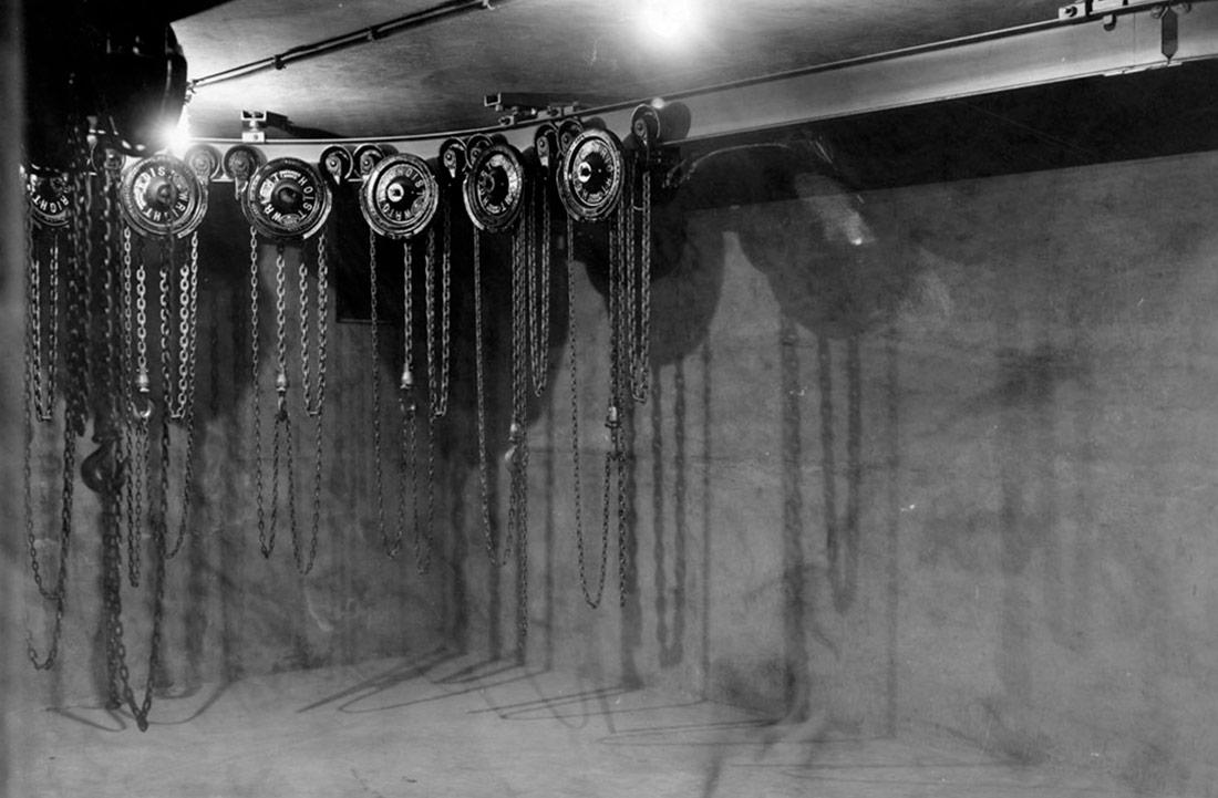 Polipastos de cadena y sala de obuses. San Francisco, 1939