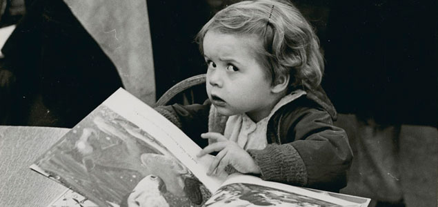 Una lectora de tres años lee en una biblioteca pública de Montreal, 1930-1960.
