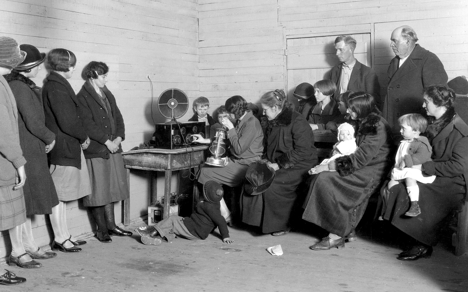 Thalia Bell haciendo una demostración de cómo funcionaba la radio. Tallapoosa County, 1926