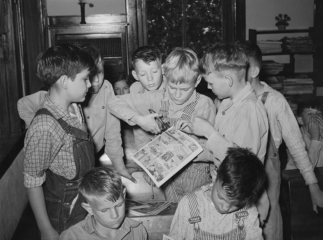 Niños haciendo libros de tiras cómicas. San Augustine, Texas, 1939