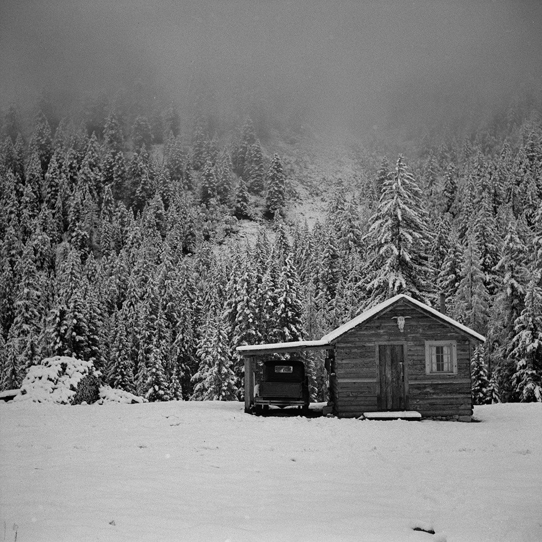 Cabaña de vaqueros después de una tormenta de nieve en las montañas cerca de Aspen, Colorado, 1941