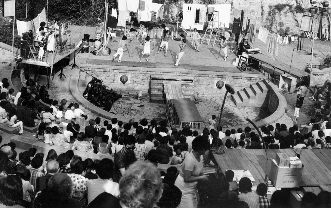 Espectacle "Plou i fa sol" de Comediants. Teatre Grec, 1976