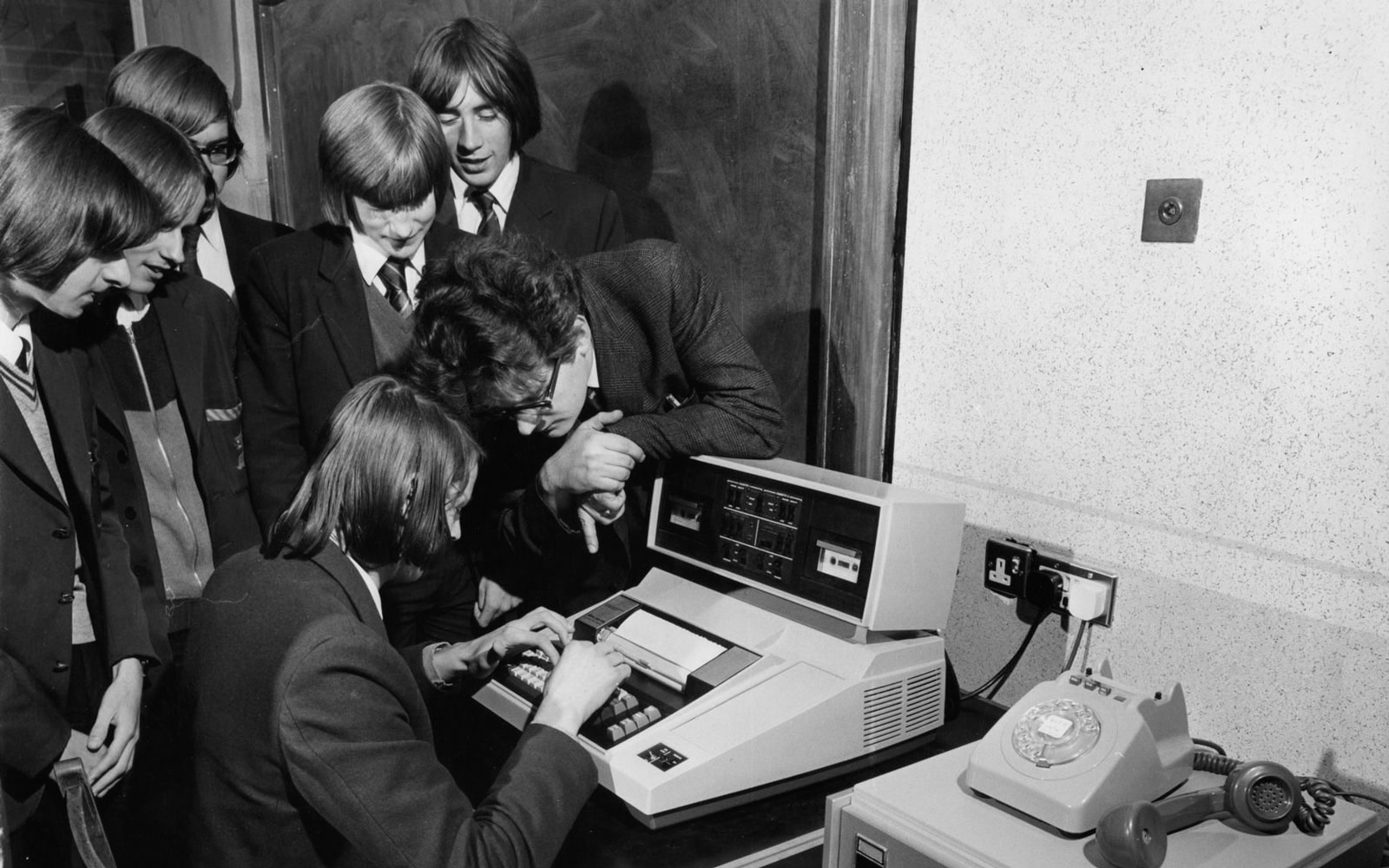 Alumnos de la escuela de primaria William Hulme en el laboratorio de informàtica, 1974