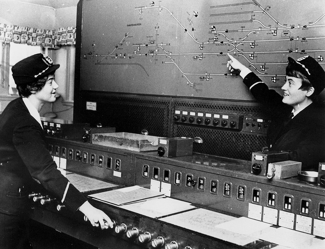 Dos mujeres utilizando un conmutador. Halmstad, 1962