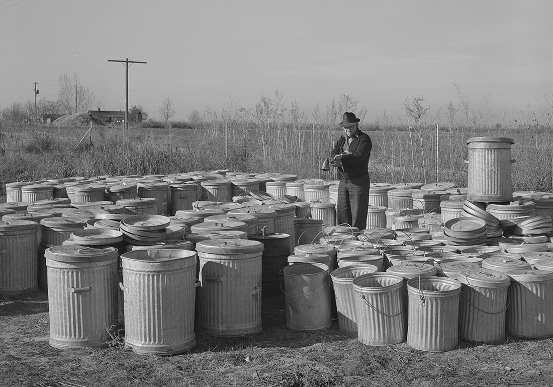 Inspección de botes de basura de los campamentos móviles de la FSA (Administración de Seguridad Agrícola), 1941
