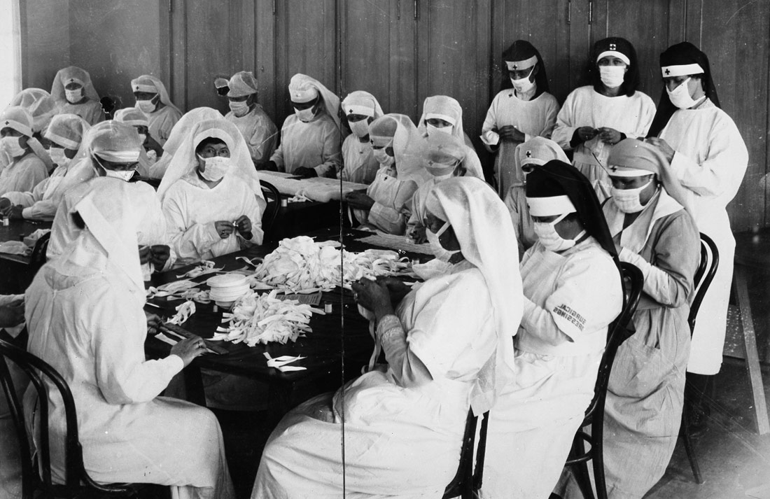 Voluntarias de la Cruz Roja americana preparando apósitos quirúrgicos, 1918