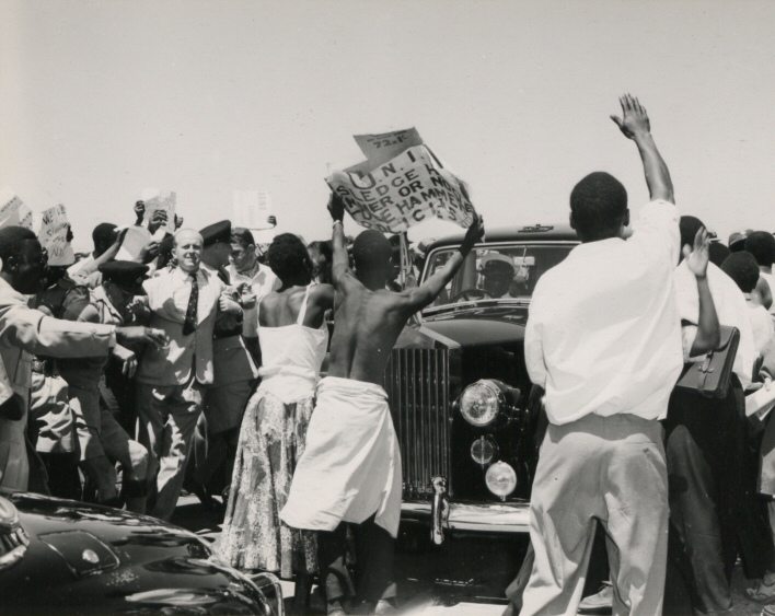 Visita de Iain Macleod, Secretario de Estado para las colonias, hasta el norte de Rhodesia (1960); manifestaciones del Partido Unido de la Independencia Nacional.