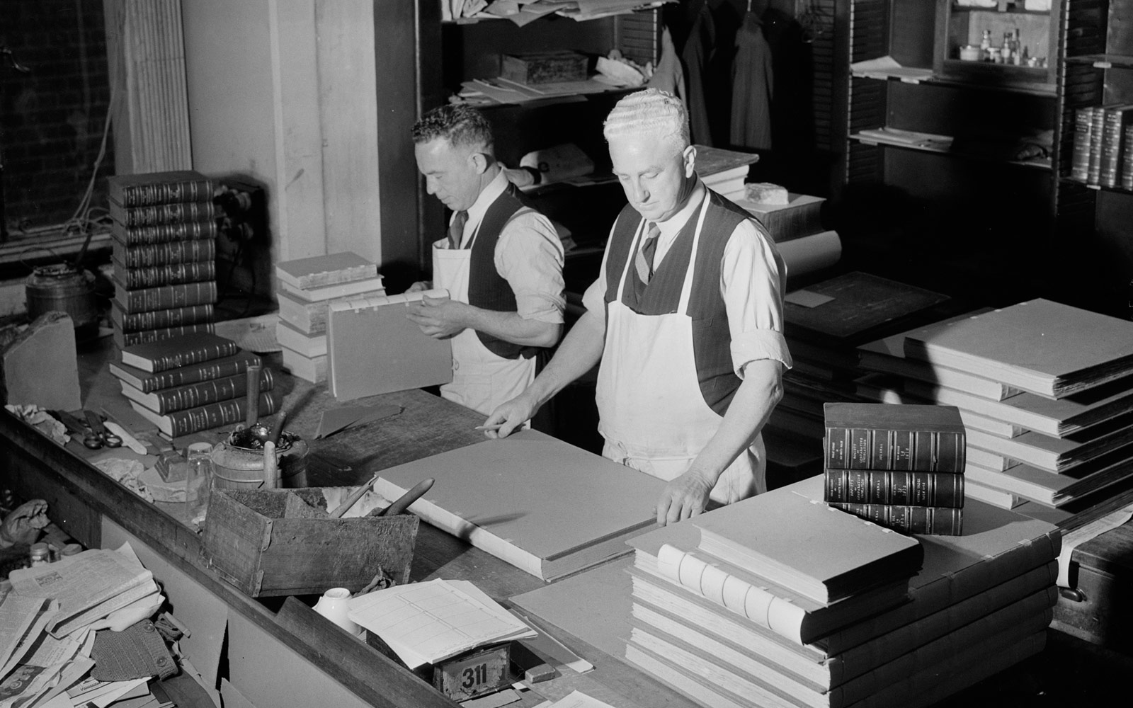Dos homes enquadernant llibres, 1943