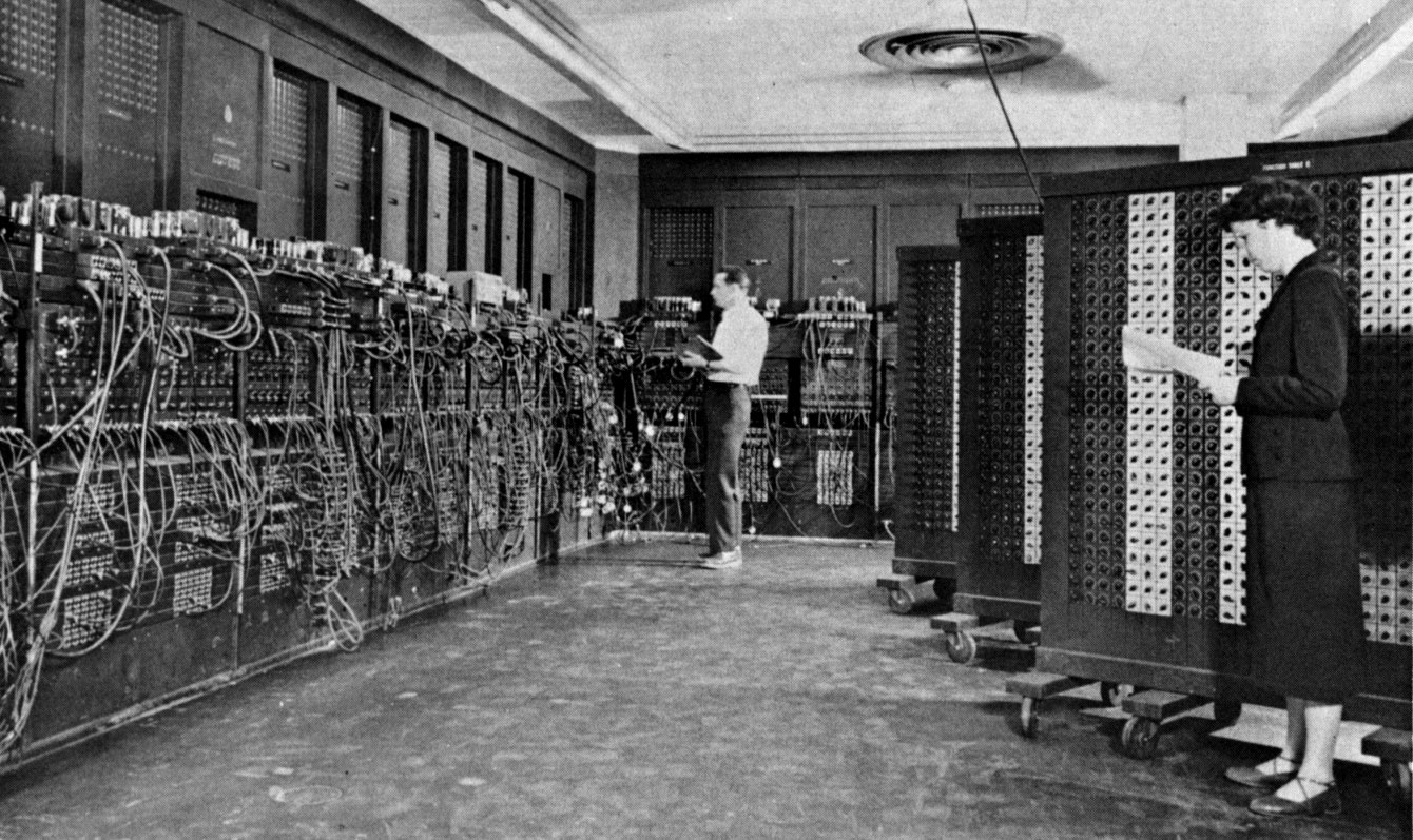 ENIAC fue el primer dispositivo Turing completo que realizaba cálculos de trayectoria balística para el Ejército de los Estados Unidos.