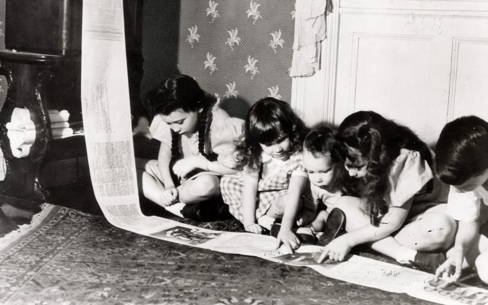 Niños leyendo el primer diario inalámbrico, enviado por la estación de radio WOR de Nueva York, Missouri 1939