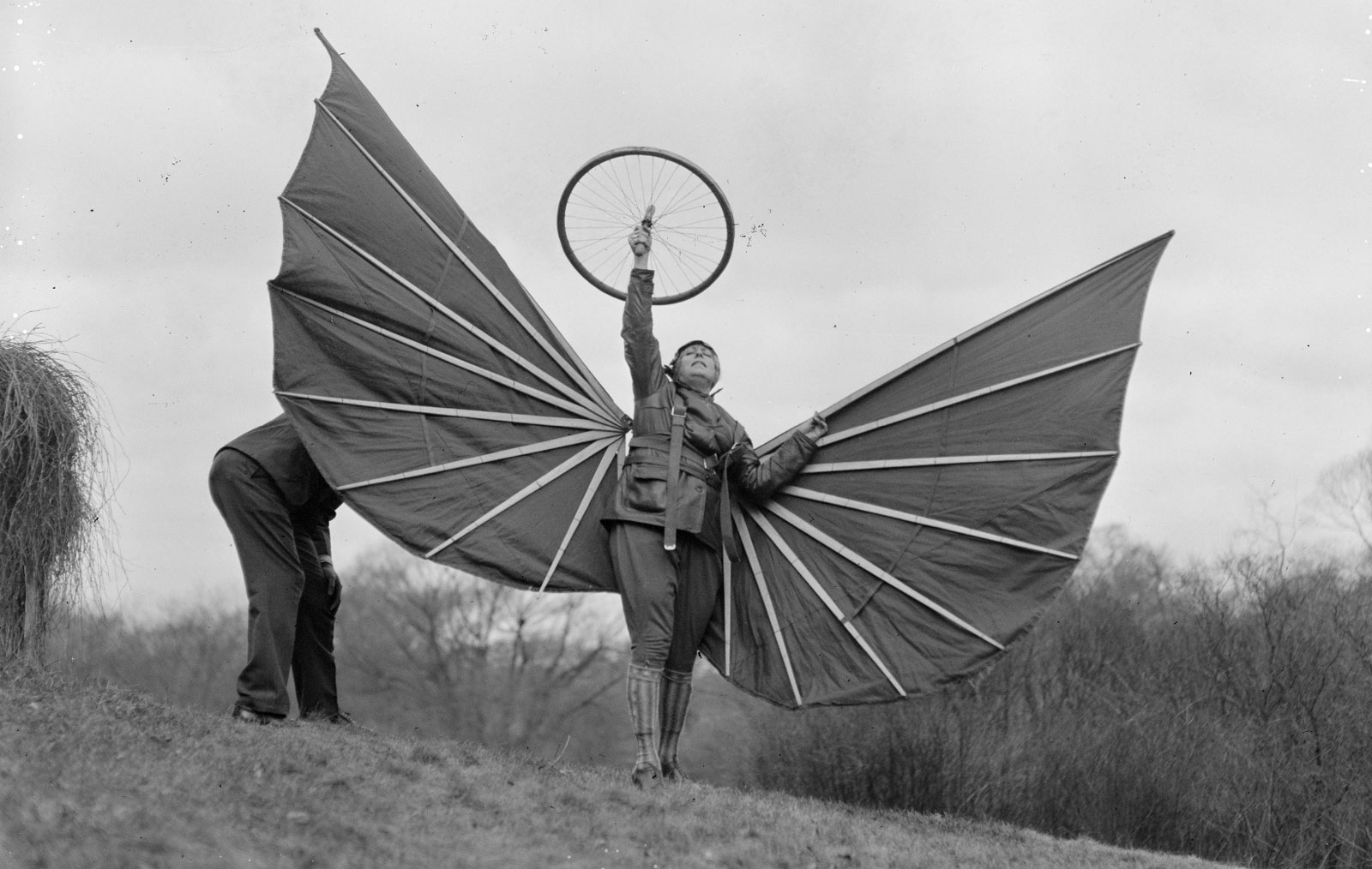 Helene Alberti con su prótesis voladora para demostrar la ley griega del movimiento cósmico.