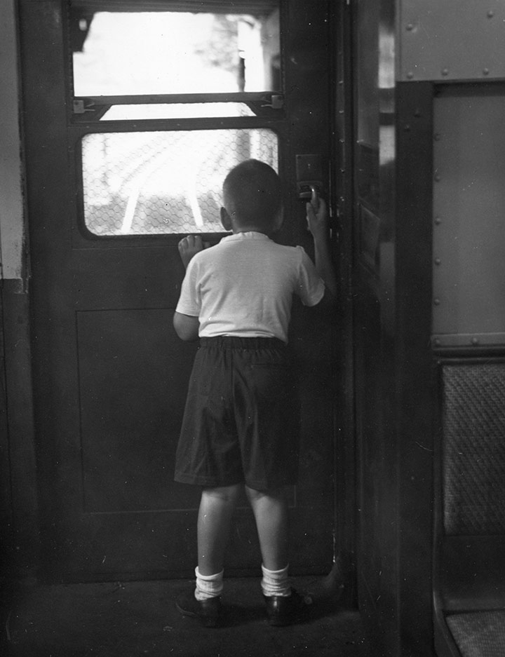 Un niño mirando por la ventana del vagón de metro. Nueva York, 1949