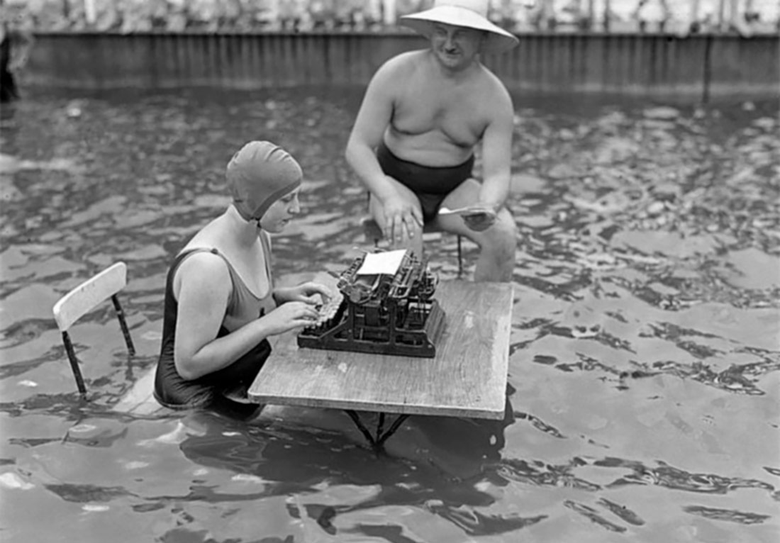 Como consecuencia del intenso calor, un comerciante y su secretaría se refugian en el agua para escribir sus cartas. 1926