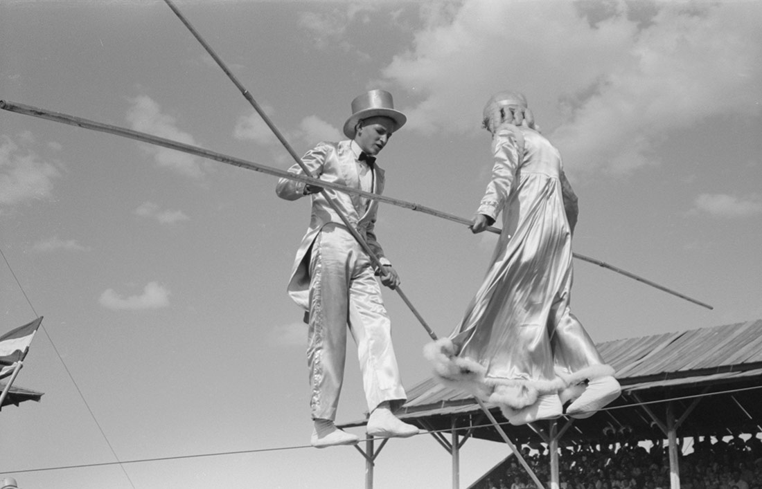 Funambulistas en la feria 4-H Club. Cimarron, Kansas, 1939