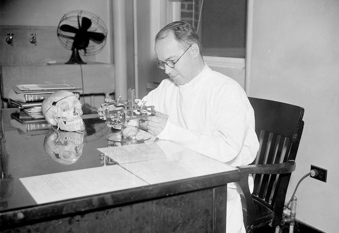 El Dr. Solnitsky analizando un cerebro en el Brain Institute de la Georgetow University. Washington, D.C., 1937
