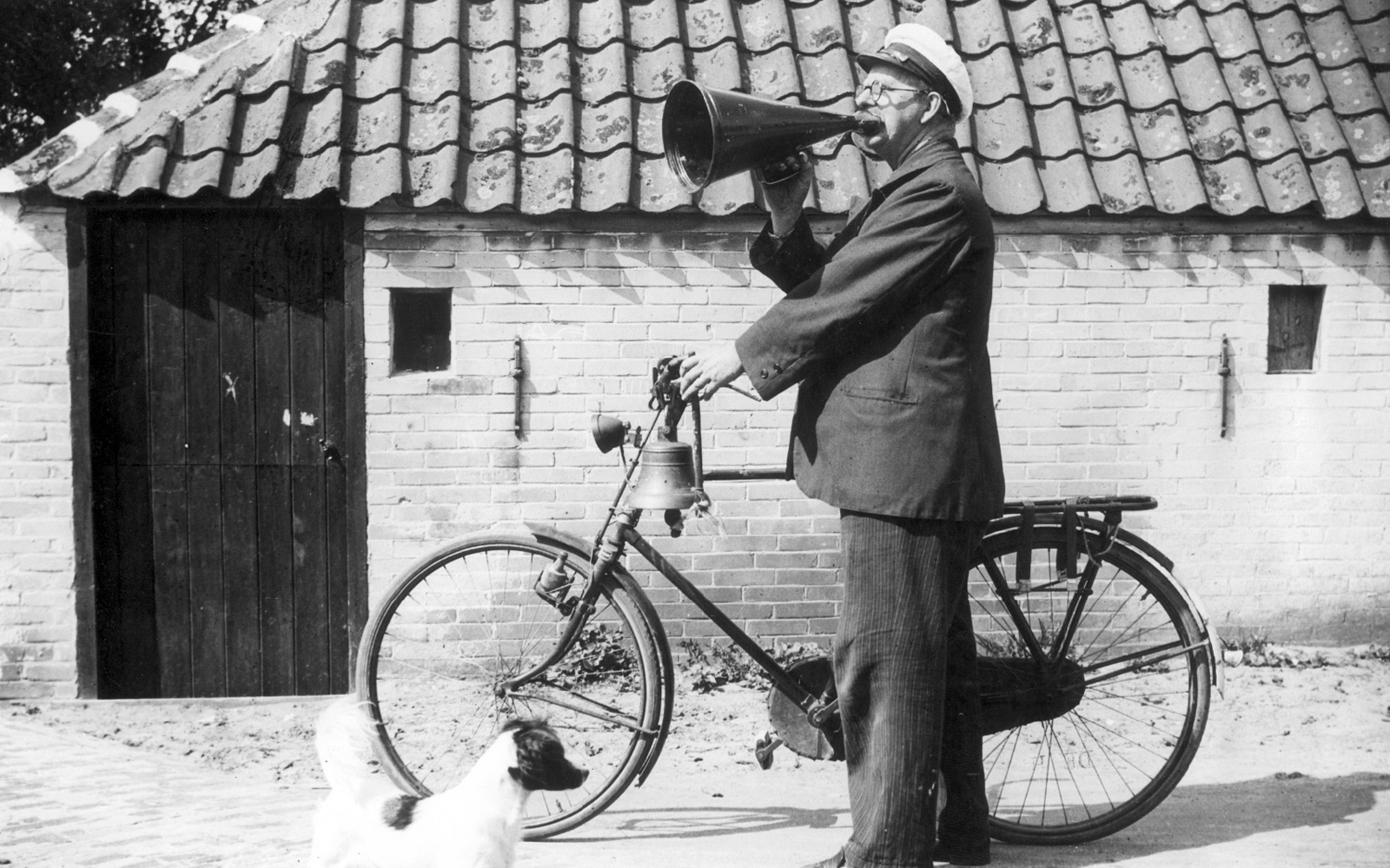 Pregoner anunciant les últimes notícies a l'illa de Terschelling. Països Baixos, 1938 