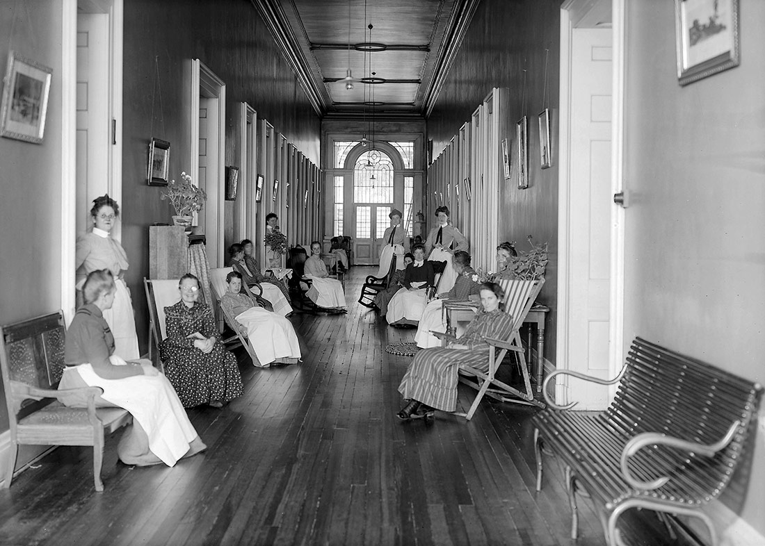 Pasillo de mujeres en el manicomio St. Louis City Insane Asylum, 1904
