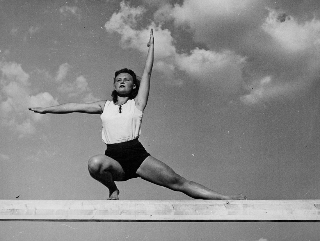 Eliška Misáková en la barra de equilibrio, 1935