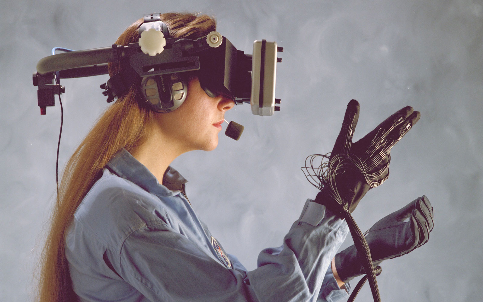 Casc i guants a l'estació de treball, els inicis d'un entorn immersiu de realitat virtual