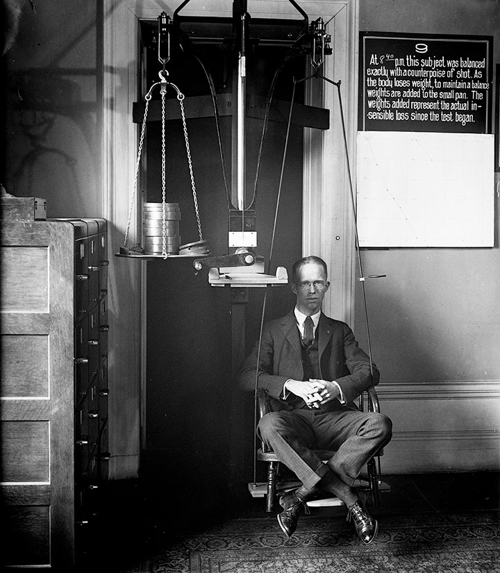 Un hombre en una balanza, 1923