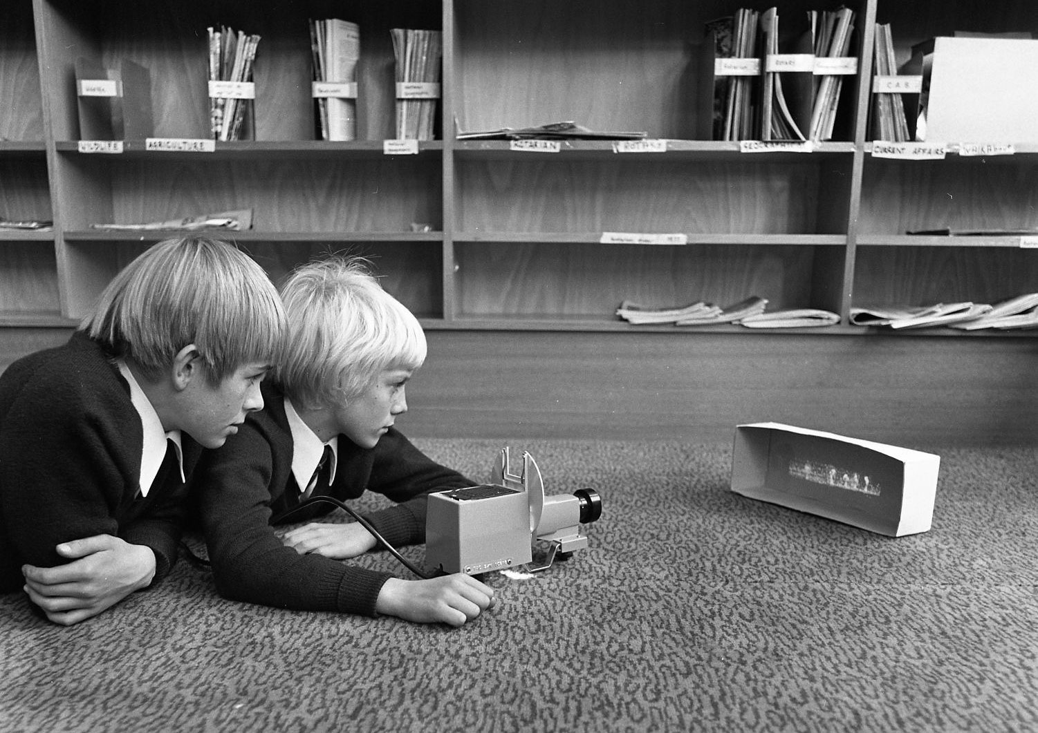 Estudiantes utilizando un proyector en una escuela de Tasmania, 1951-1973.