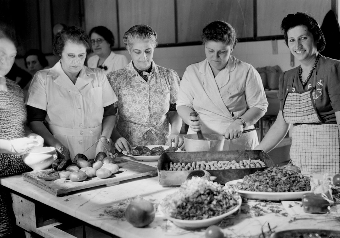 Control de los alimentos en la cocina de Notre Dame.. Jerusalem, 1942