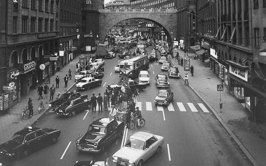El 3 de septiembre de 1967 (Día H), Suecia cambió el sentido de circulación del tráfico pasando de conducir por la izquierda a hacerlo por la derecha. Kungsgatan, Estocolmo.