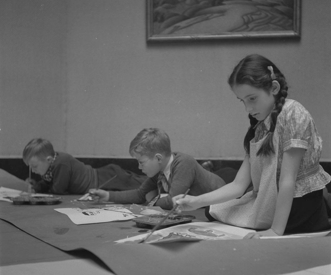 Niños dibujando en una clase de arte. Canadá, 1939-1951