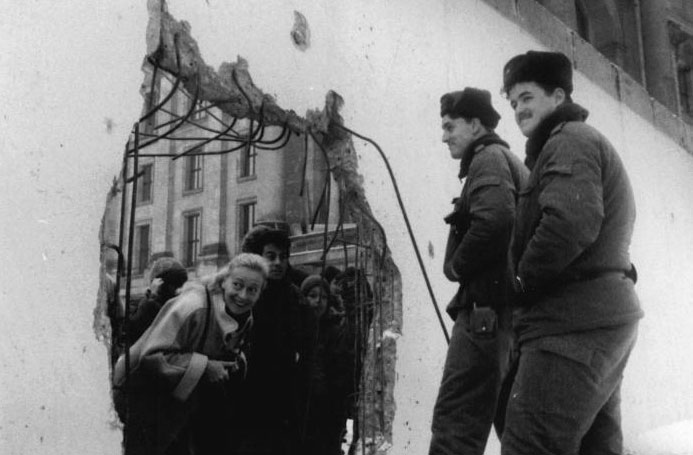 Berlin, hole in the wall at Reichstag, February 5, 1990.