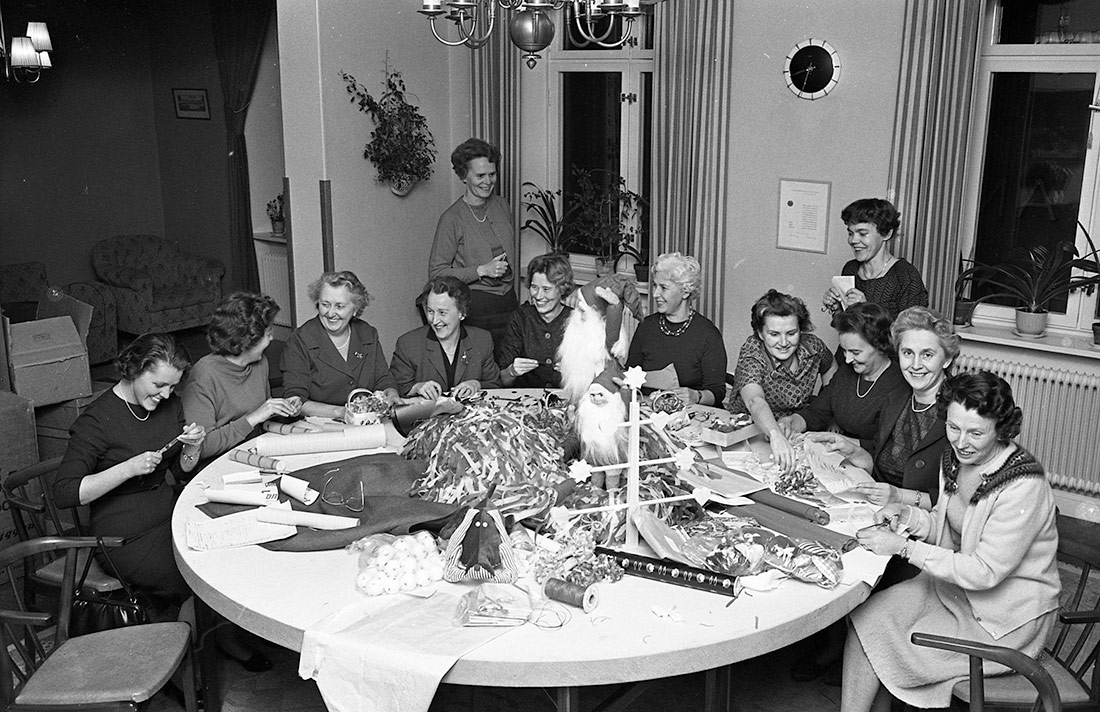 Un grupo de mujeres haciendo manualidades de Navidad.. Stadskällaren, 1962
