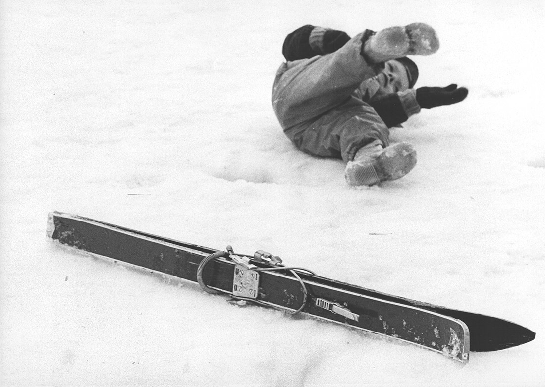 Un niño que se ha caído en la nieve. Øvresetertjern, 1967 