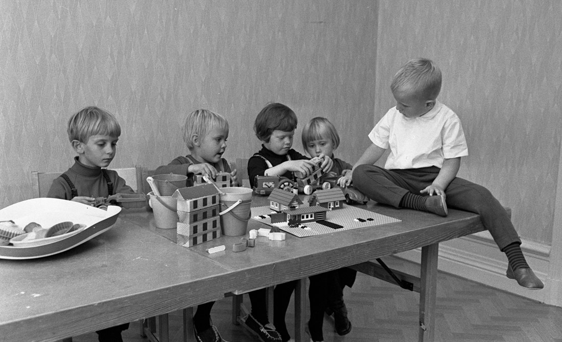 Niños jugando en la escuela, 1966