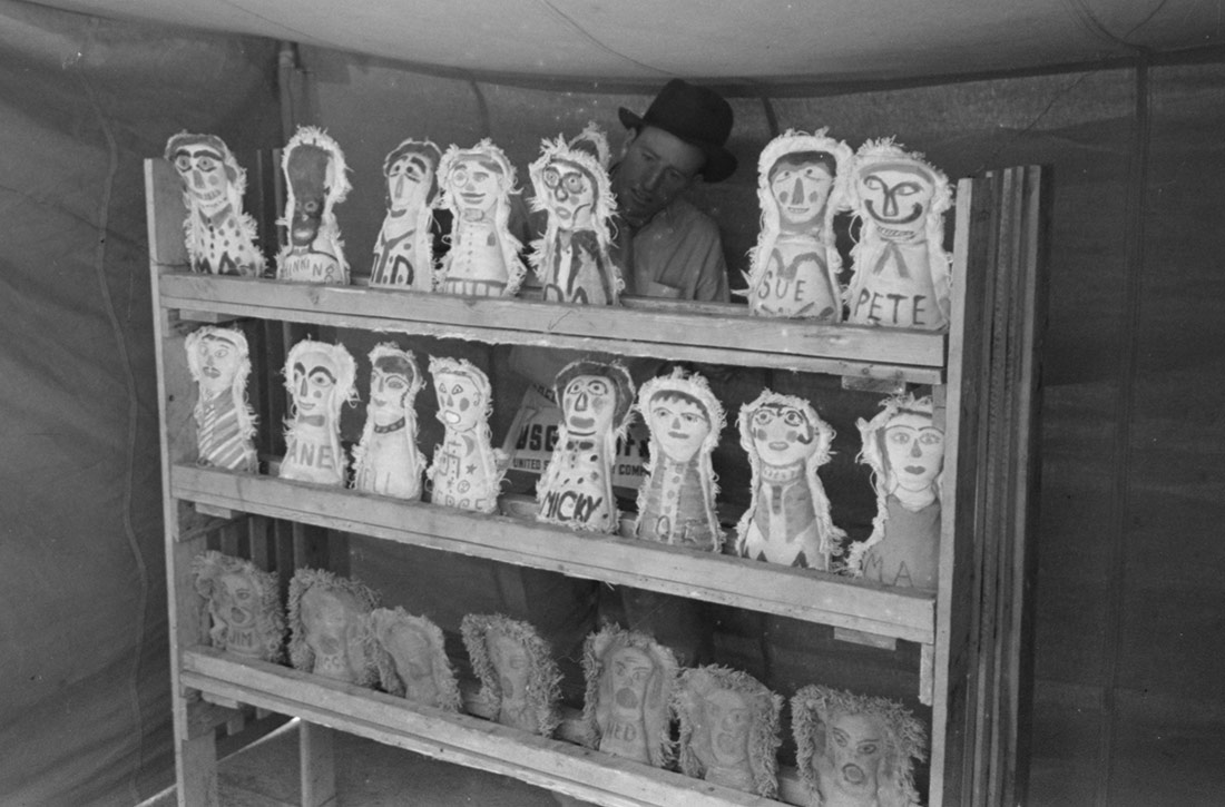 Knocking down dolls at booth at fiesta, Taos, New Mexico, 1940