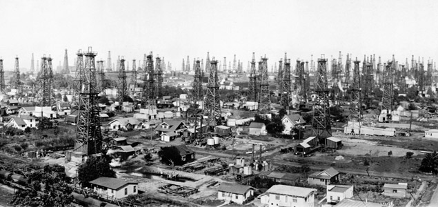 Pozos de petróleo en Signal Hill, California 1923.