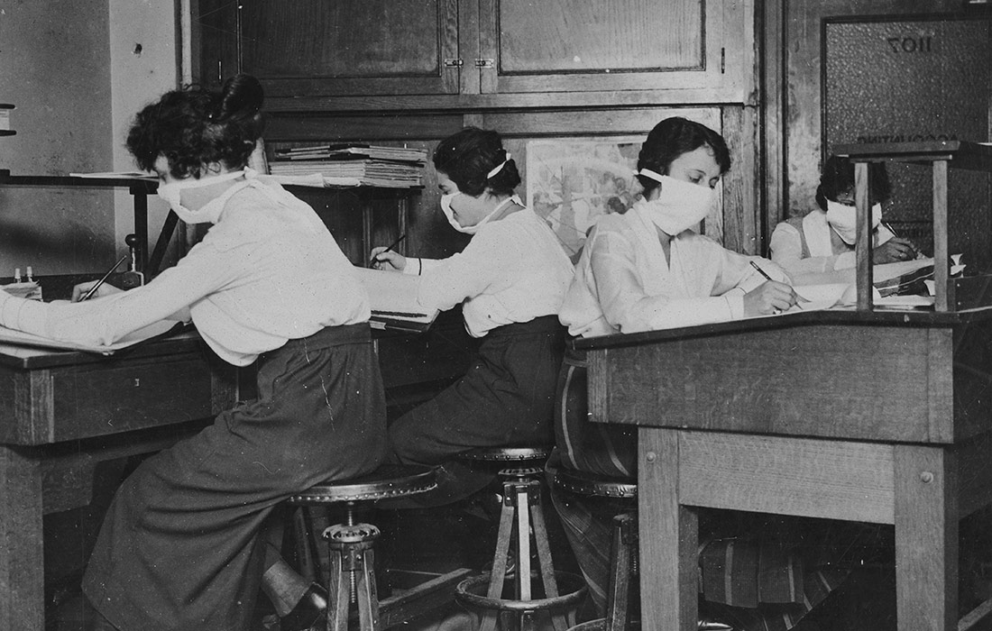 Oficinistas trabajando con máscaras durante la pandemia de gripe de 1918. Nueva York, 1918