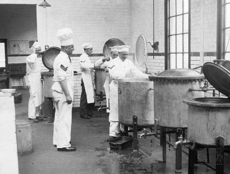 Cocineros preparando estofado en las cocinas de los cuarteles de Aldershot, noviembre de 1939.