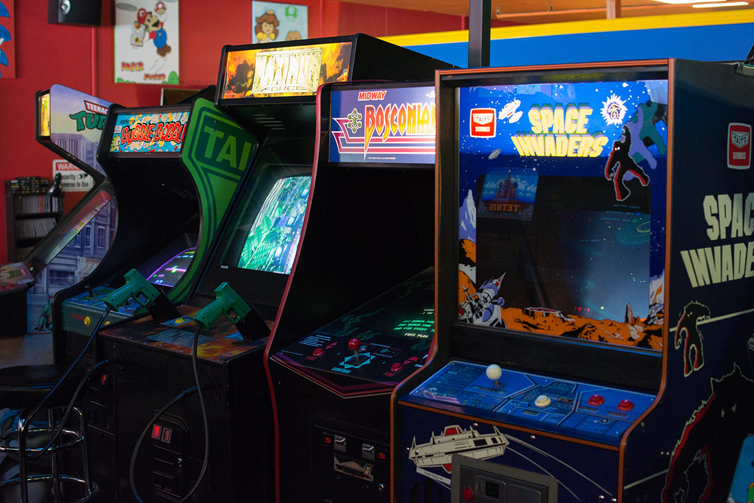 Bubble Bobble (1986 Taito), Maximum Force (1997 Atari Games), Bosconian (1981 Namco) and Space Invaders (1978 Taito) at Yestercades. Soverville, 2015