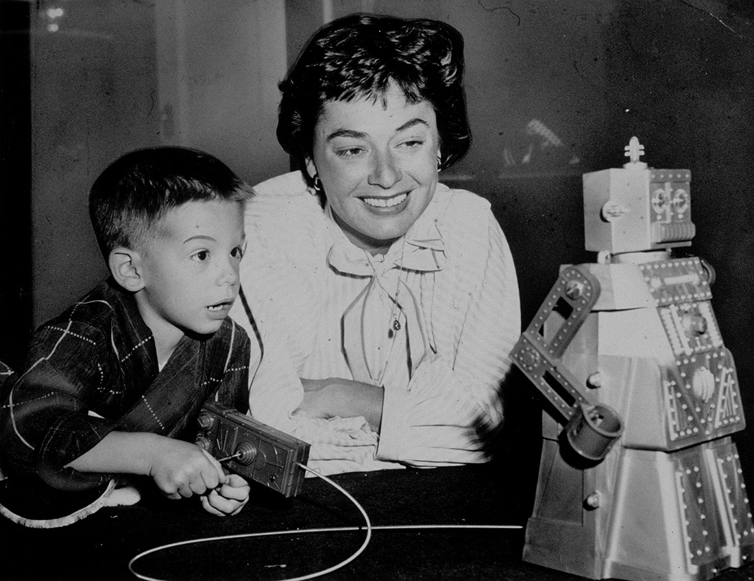 L'actriu Ruth Roman i el seu fill amb un robot de joguina. Nova York, 1956