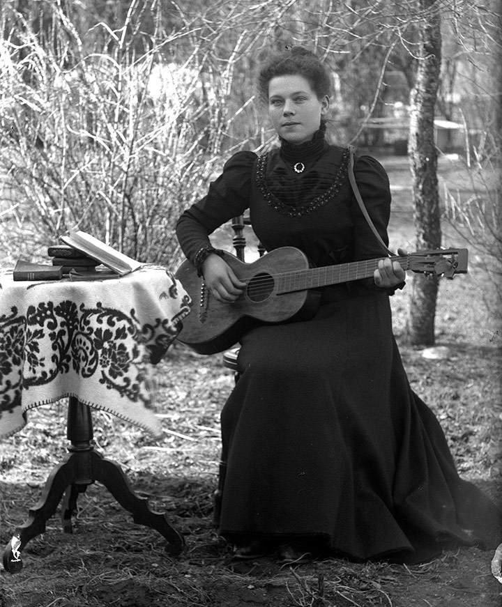 Jenny Söderkvist amb una guitarra. 1899
