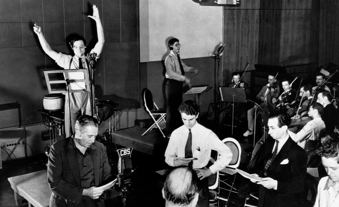 Assaig de la sèrie teatral radiofònica «The Mercury Theatre on the Air», dirigida i narrada per Orson Welles, 1938