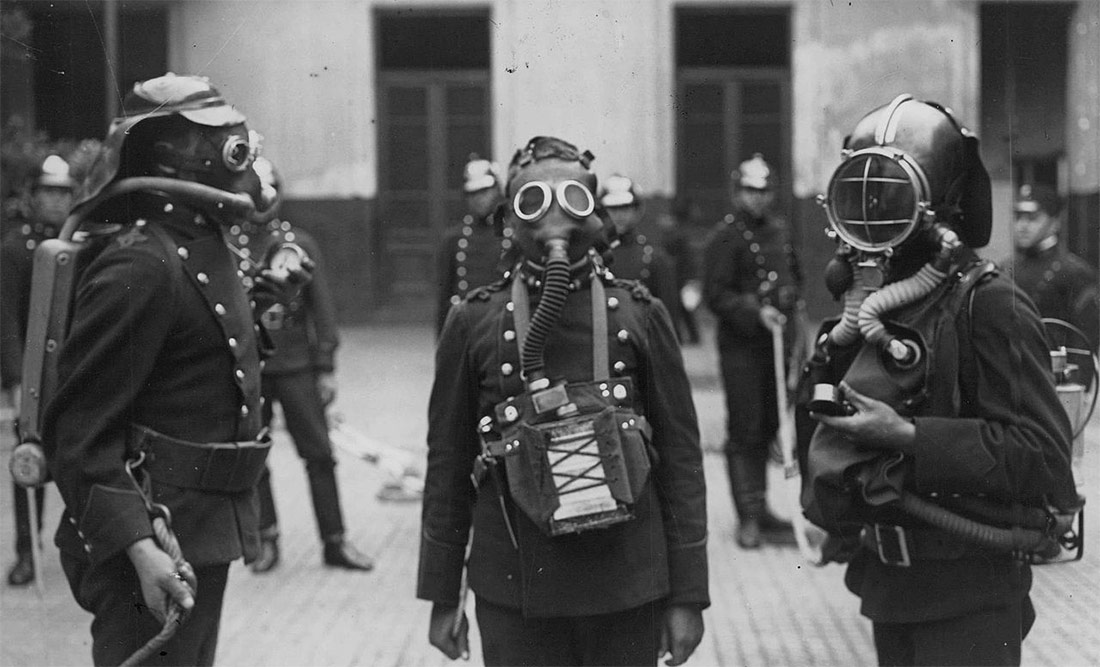 Bomberos con máscaras respiratorias. Buenos Aires, 1925