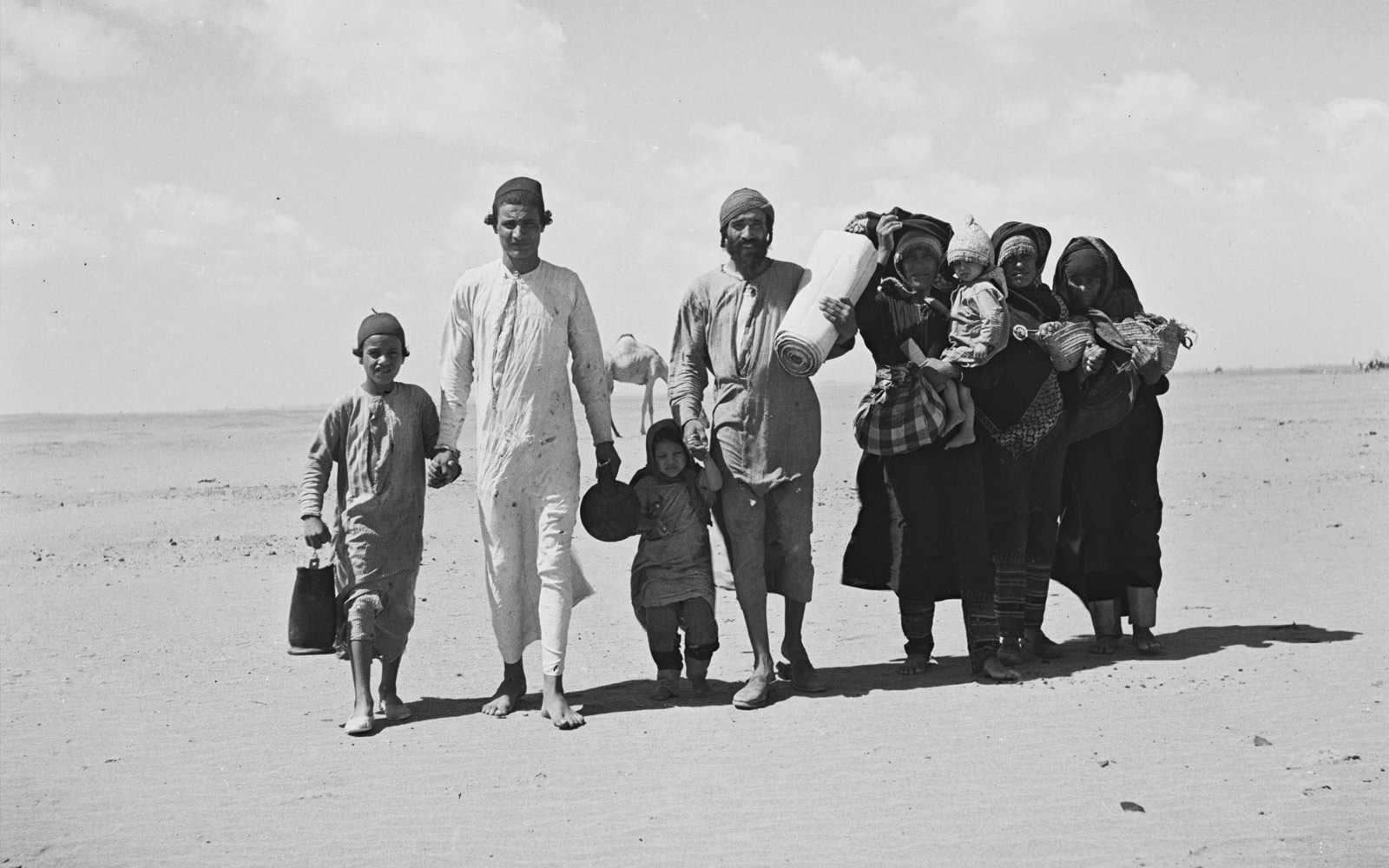 Una familia yemení caminando por el desierto hacia un campo de acogida establecido cerca de Aden, 11 de enero de 1949